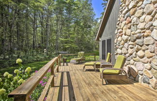 Foto 3 - Tranquil Riverside Home w/ Wraparound Deck & Views