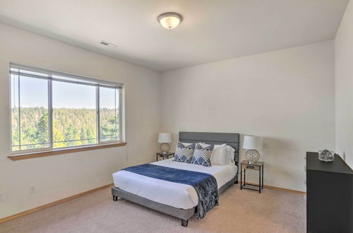 Foto 5 - Bright Klamath Falls Townhome w/ Resort Perks