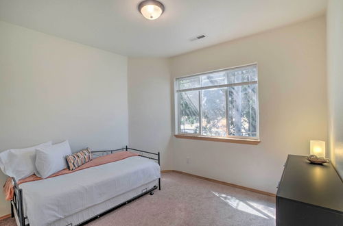 Photo 18 - Bright Klamath Falls Townhome w/ Resort Perks