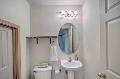 Photo 8 - Bright Klamath Falls Townhome w/ Resort Perks