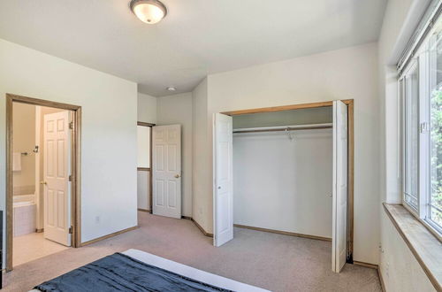 Photo 14 - Bright Klamath Falls Townhome w/ Resort Perks