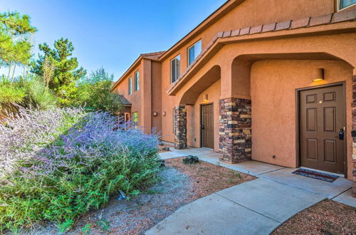 Foto 11 - Updated Townhome w/ Patio & Red Rock Views