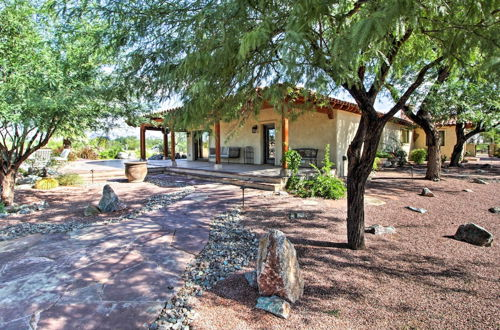 Foto 4 - Luxe Tucson Vineyard Home w/ Views & Fire Pit