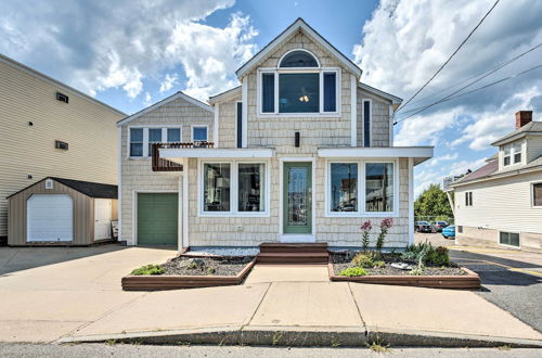 Foto 1 - Sun-soaked Coastal Cottage w/ Deck + Walk to Beach