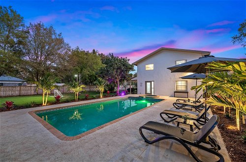 Foto 58 - Luxe Largo Retreat: Pool, Games, Basketball & More