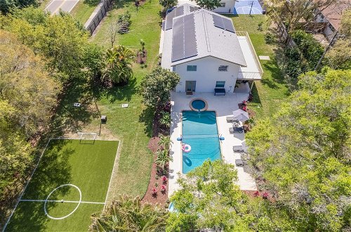 Foto 78 - Luxe Largo Retreat: Pool, Games, Basketball & More