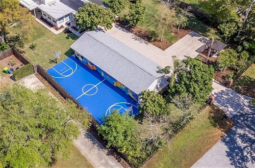Foto 53 - Luxe Largo Retreat: Pool, Games, Basketball & More