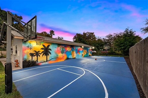 Foto 67 - Luxe Largo Retreat: Pool, Games, Basketball & More