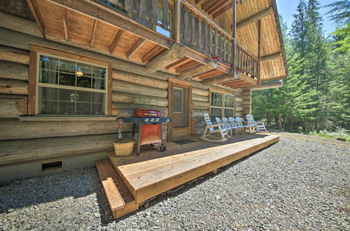 Foto 12 - Expansive Moyie Riverfront Cabin - Pets Welcome