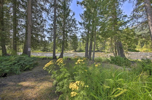 Photo 25 - Expansive Moyie Riverfront Cabin - Pets Welcome