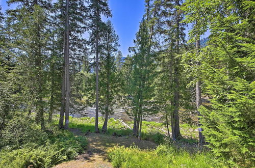 Photo 18 - Expansive Moyie Riverfront Cabin - Pets Welcome