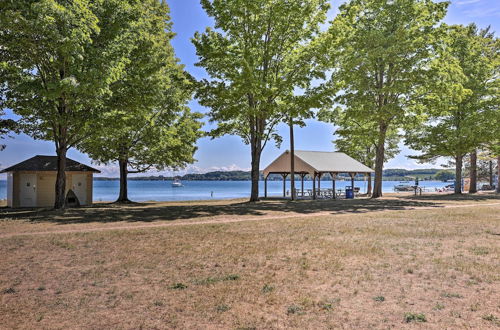 Photo 13 - Lakefront 'manitou Cottage' Near Dwtn Suttons Bay