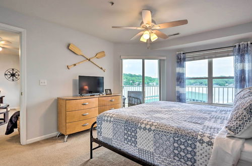 Foto 32 - Breezy Lakefront Condo w/ Balcony & Lake View