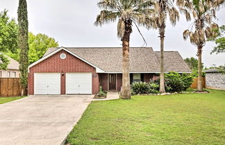 Photo 1 - Mcqueeny Hill Country Home w/ Covered Patio