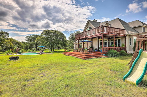 Photo 12 - Extravagant 4,500 Sq Ft Home in Hill Country