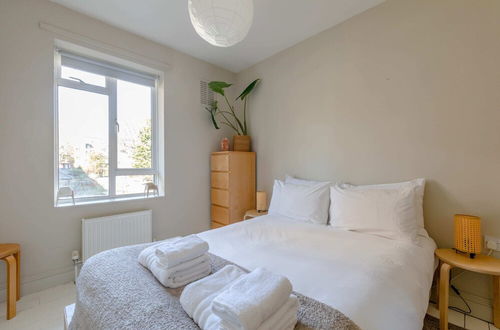 Photo 6 - Lovely 2BD House With Garden - Islington