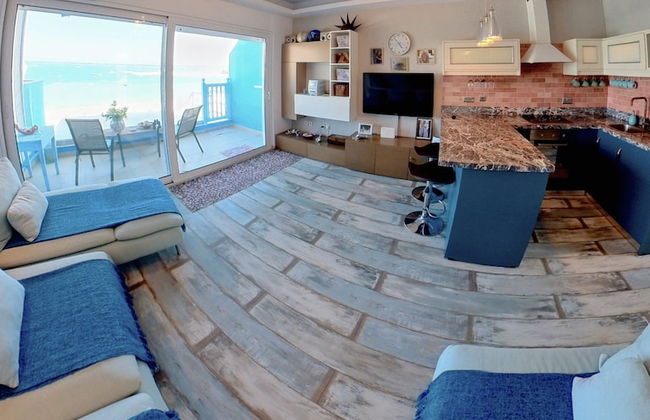 Deluxe Beach Apartment- Sleeps 2 & Private Terrace - Foto 11