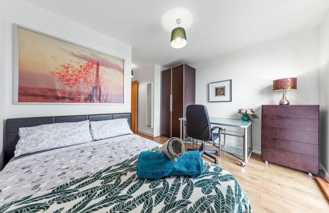 Lovely & Cosy 2 Beds London Skyline View - Photo 3