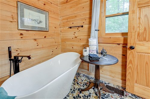 Foto 7 - Scenic Blue Ridge Cabin Rental w/ Resort Amenities