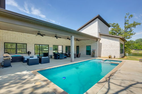 Photo 13 - Luxe Waterfront Home in Malakoff w/ Pool + Hot Tub