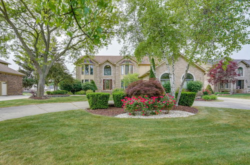 Foto 23 - Spacious Lakefront Getaway With Swim Pond