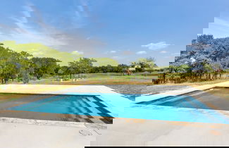 Foto 2 - Spacious Wills Point Retreat w/ Pool & Pond