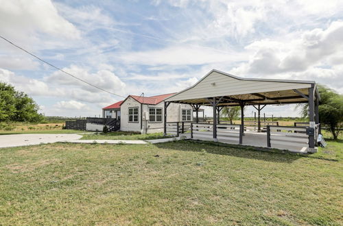 Photo 5 - Del Valle Countryside Retreat w/ Private Deck