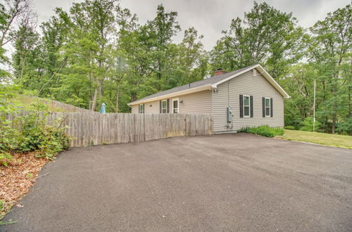 Foto 7 - Cozy Home in Star Tannery w/ Private Backyard