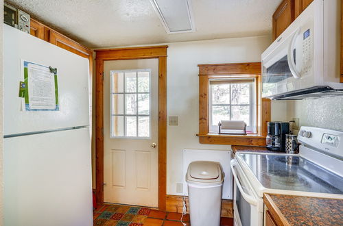 Photo 6 - Secluded Weston Cabin With Mountain View