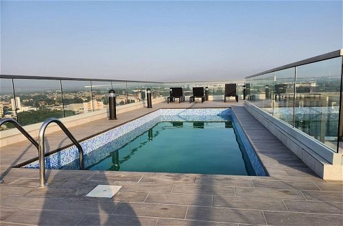 Foto 27 - Luxurious & Comfy Gem-5 Star Location-pools, Gym