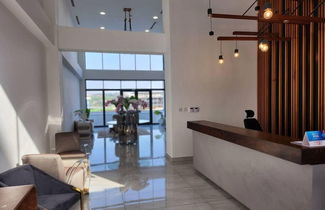 Photo 3 - Luxurious & Comfy Gem-5 Star Location-pools, Gym