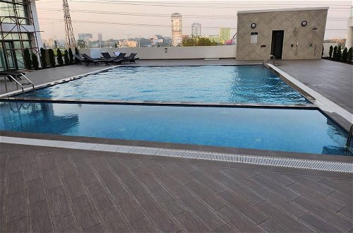 Foto 28 - Luxurious & Comfy Gem-5 Star Location-pools, Gym