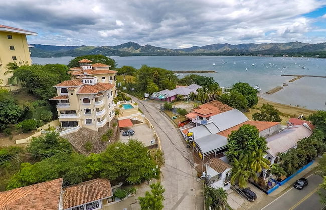 Birds-eye view of the ocean in nicely priced unit on top floor in Flamingo - Foto 35