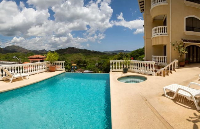 Birds-eye view of the ocean in nicely priced unit on top floor in Flamingo - Foto 19