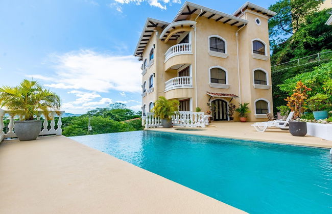 Birds-eye view of the ocean in nicely priced unit on top floor in Flamingo - Foto 14