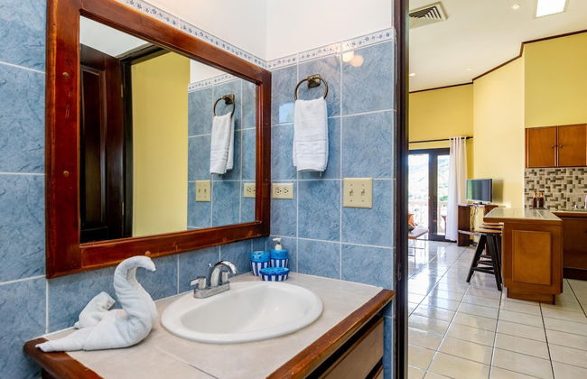 Birds-eye view of the ocean in nicely priced unit on top floor in Flamingo - Foto 12