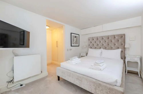 Photo 3 - Chic 2BD Flat - 5 Minutes From Marylebone