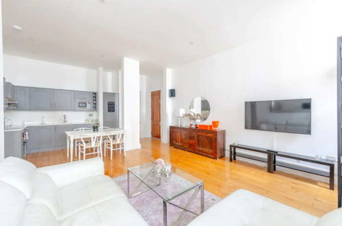 Photo 18 - Chic 2BD Flat - 5 Minutes From Marylebone