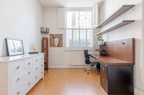 Photo 11 - Chic 2BD Flat - 5 Minutes From Marylebone