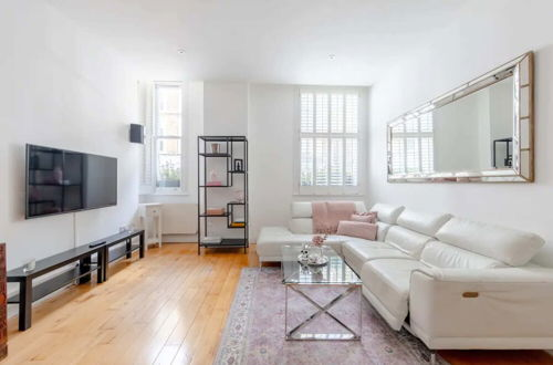 Photo 16 - Chic 2BD Flat - 5 Minutes From Marylebone