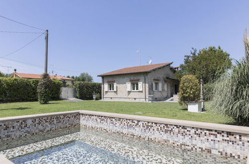 Photo 18 - Altido 2 Bed Villa with Beautiful Garden in Forte dei Marmi