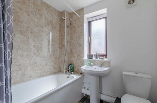 Photo 18 - Vibrant & Snug 2BD Flat - Beckton