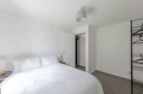 Photo 8 - Vibrant & Snug 2BD Flat - Beckton