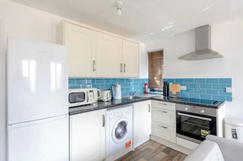 Photo 9 - Vibrant & Snug 2BD Flat - Beckton