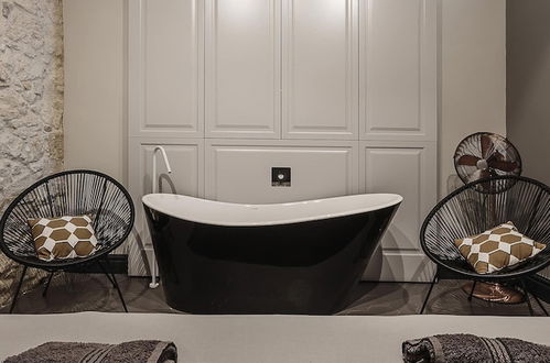 Photo 7 - Rabat l.o. MDINA-THE BEDROOM-TUB