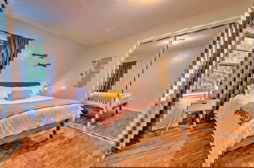 Foto 7 - Centrally Located Hot Springs Home w/ Deck