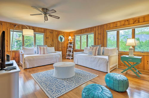 Foto 7 - Spacious Getaway W/deck - Walk to Nantucket Sound