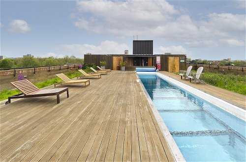 Photo 27 - Fabulous East London Flat With Rooftop Pool by Underthedoormat