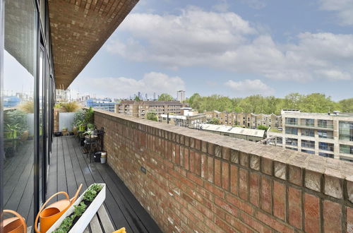 Photo 2 - Fabulous East London Flat With Rooftop Pool by Underthedoormat