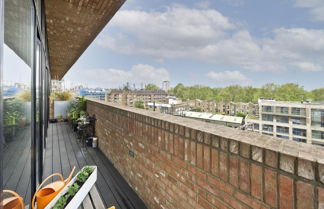 Photo 2 - Fabulous East London Flat With Rooftop Pool by Underthedoormat